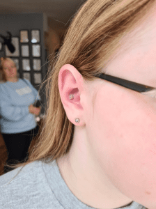 This conch is pierced with a Junipurr Jewellery 14 kit white gold cat