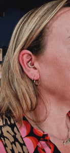 This absolutely amazing ear curation was all pierced and styled by myself over the space of a couple of years. It is all 14kt white gold and the jewellery is by Buddha organics and Junipurr Jewellery there is stacked lobes, a daith an upper lobe and a rook here