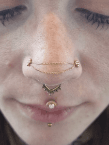 This is a stunning set up of paired nostrils finished with a chain